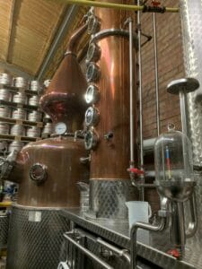 Visitez la Distillerie Tos créée en 2017 au sein de la Brasserie Saint Germain qui produit la bière page 24